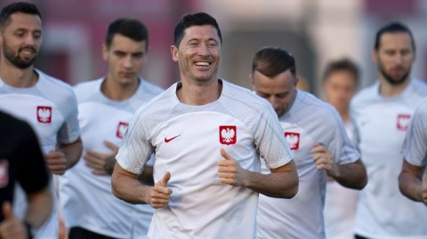 莱万展笑备战世界杯生死战 波兰全队训练氛围轻松