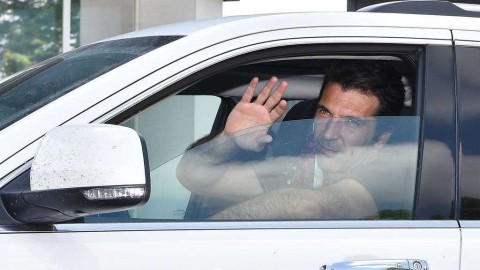 疫情之下重启集训 尤文众将归来布冯挥手致意