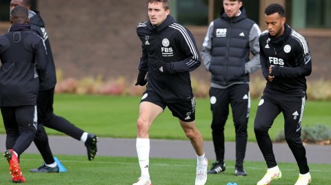 蓝狐亮剑欧联之巅：王权球场外的静默战吼，莱斯特城赛前风云直击