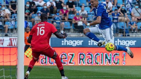 梅纳乌球场之夜：斯特拉斯堡一球制胜，镜头下的法甲攻防战