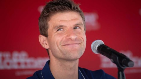 巴伐利亚的暖阳：托马斯·穆勒在慕尼黑定格三冠王荣光后的惬意时光