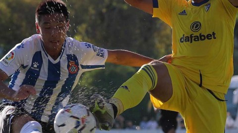 武磊半场射门憾失良机，西班牙人热身一球小负西甲升班马加的斯