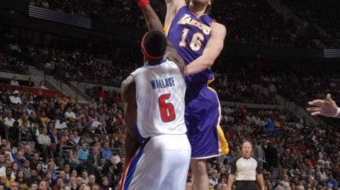 回顾经典对决：科比33分闪耀汽车城，湖人客场力拔活塞