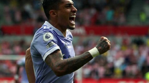 梦想成真！巴西飞翼拉菲尼亚身披红蓝战袍开启诺坎普新征程