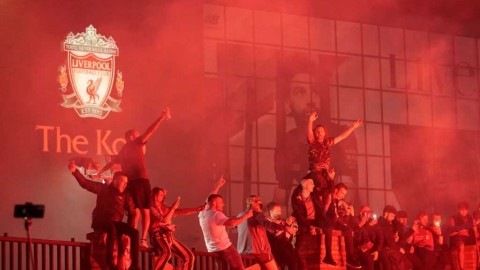 永不独行的红色海洋：利物浦英超夺冠夜，场外球迷的深情告白