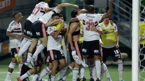 绿茵狂想曲：巴西杯上的经典对决与永恒瞬间