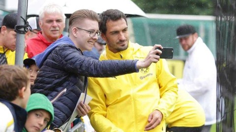 多特蒙德瑞士雨中备战 大黄蜂球迷热情互动静候德超杯