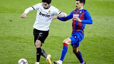 西甲第12轮收官战：埃瓦尔主场与瓦伦西亚互交白卷，武藤嘉纪进球被吹