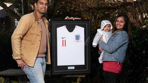 抗疫先锋医生夫妇获颁英格兰队十一号 荣耀背后是守护生命的勇气