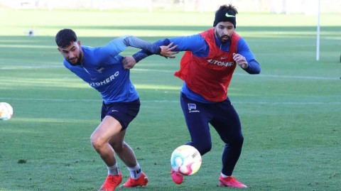 柏林赫塔训练场上的拼搏瞬间