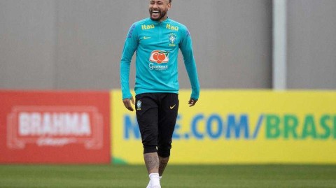 桑巴军团厉兵秣马：巴西国家队为世界杯梦想挥汗阿雷格里港