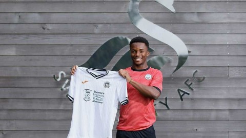 红魔青训奔赴威尔士：伊桑-莱尔德租借斯旺西，身披27号笑容绽放