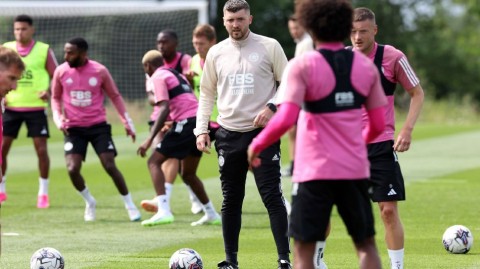 蓝狐归来季前集结 训练场挥汗如雨迎英超征途