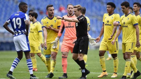 皇家社会与加的斯的冬日对决：重现二零二一赛季那场激烈的较量