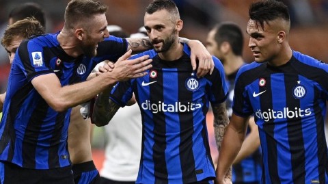 蓝黑军团逆境绝杀记