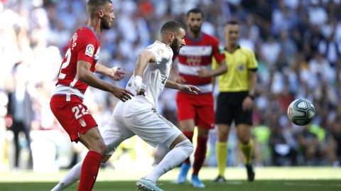 西甲经典战：本泽马双响引领皇马，伯纳乌四球大胜格拉纳达