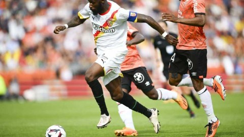 洛里昂主场激战不敌朗斯 福法纳传射建功助客队延续连胜