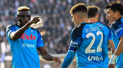 蓝衣军团客场完胜 奥斯梅恩双响定乾坤