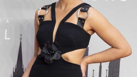 星光熠熠的夜晚：娜奥米·斯科特闪耀《剖析丑闻》伦敦首映式