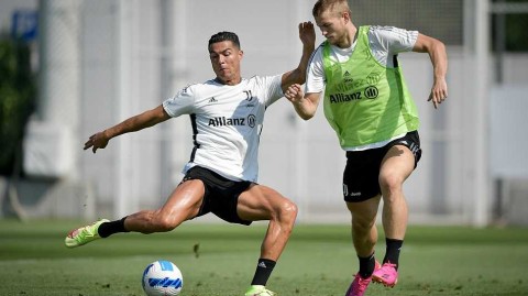 尤文图斯新赛季启航：C罗领衔备战，定格告别前的黑白瞬间