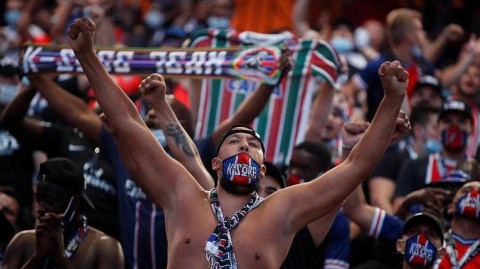 寂静球场外的红色海洋：二〇二〇年八月二十三日，那些为本土英雄呐喊的拜仁球迷