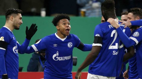 疫情重压之下的沙尔克零四：从球员降薪到监事会主席辞职，一支德甲传统劲旅的生存保卫战