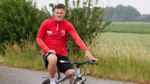 奥格斯堡炎夏厉兵秣马 绿茵场上挥汗备战新赛季