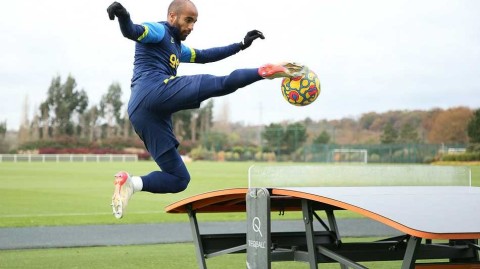 热刺备战新花样 孙兴慜领衔众将桌上足球大秀另类脚法