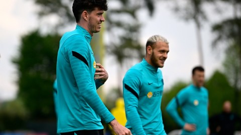 蓝黑军团关键战前的专注与拼搏