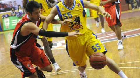 回顾经典：胡雪峰08-09赛季CBA第32轮全能传奇