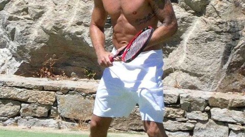 特拉普希腊度假炫球技 网球场上演“门神”跨界秀