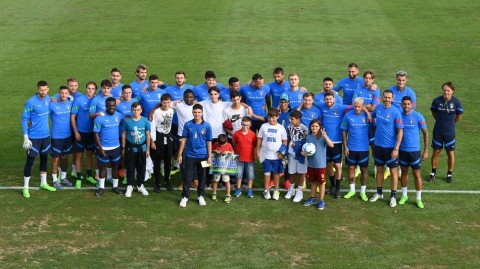 蓝衣军团温情备战欧国联 曼奇尼亲授技艺温暖小球迷心