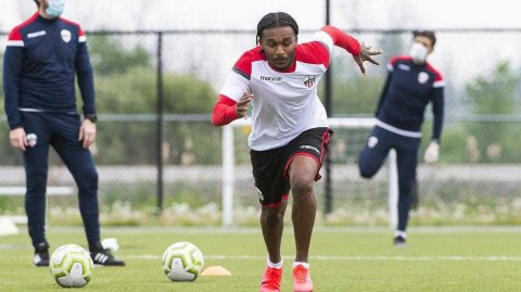 寂静中的哨声：疫情阴霾下，渥太华竞技队踏上复苏之路