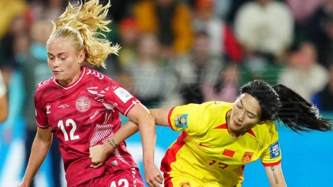 终场哨响前的遗憾珀斯夜空下的玫瑰泪光