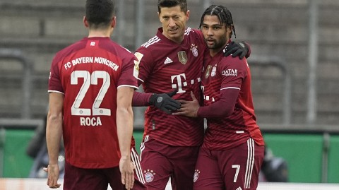 莱万上演帽子戏法助拜仁客胜科隆斩获德甲第三百粒进球