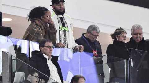 流行天后闪耀都灵：蕾哈娜欧冠看台为尤文助威