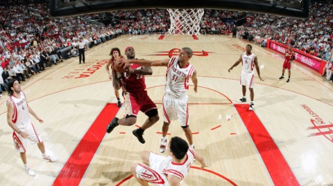 回溯2009经典：姚明率火箭铸就铜墙铁壁，主场力擒巅峰詹姆斯