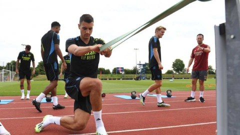 枪手巴伐利亚集训掠影 季前备战展现全新气象