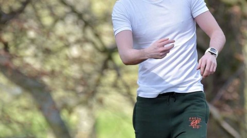 坠落与“新生”：前曼城天才亚当·约翰逊出狱后的落寞生活