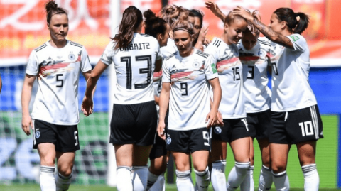 点球神话再临！英格兰女足卫冕欧洲杯，汉普顿凯利双星闪耀巴塞尔