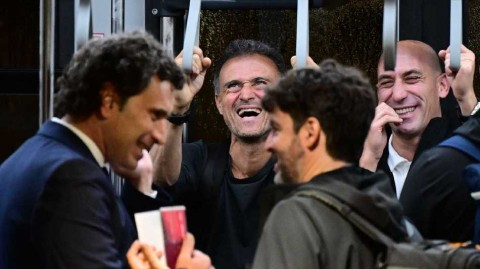 斗牛士军团抵多哈 主帅恩里克展笑颜迎战世界杯