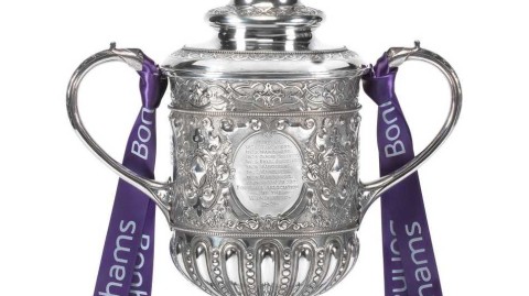 时光倒流一个世纪 那尊见证曼联曼城首冠的古老足总杯重现江湖