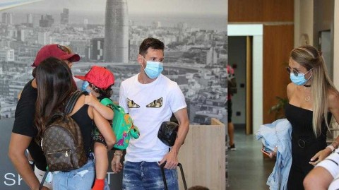 巴萨双星携眷伊比萨岛温馨度假，梅西苏亚雷斯游艇共享惬意时光