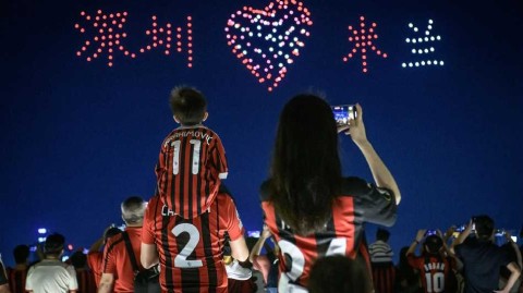 深圳夜空见证红黑军团荣光 无人机编队庆祝米兰意甲夺冠