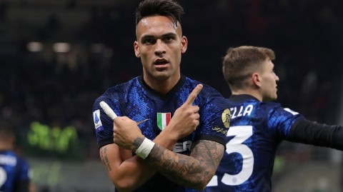 蓝黑军团主场奏凯 劳塔罗戴帽破荒助国米登顶