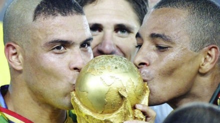 致敬永远的外星人：罗纳尔多，那个从光影中走出的足球上帝