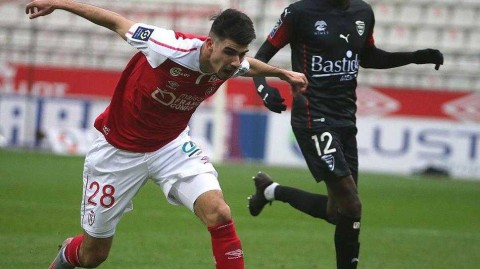 兰斯主场点球饮恨，尼姆客场抢得保级生机