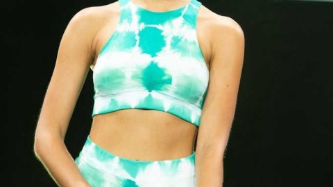 皇马门将库尔图瓦妻子米歇尔闪耀西班牙时装周，T台比基尼造型惊艳四座