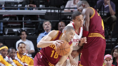 二六年季前赛前瞻：火箭主场激战骑士新三巨头