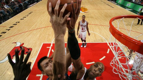 回顾经典：易建联高效表现难救主，奇才季前赛不敌公牛